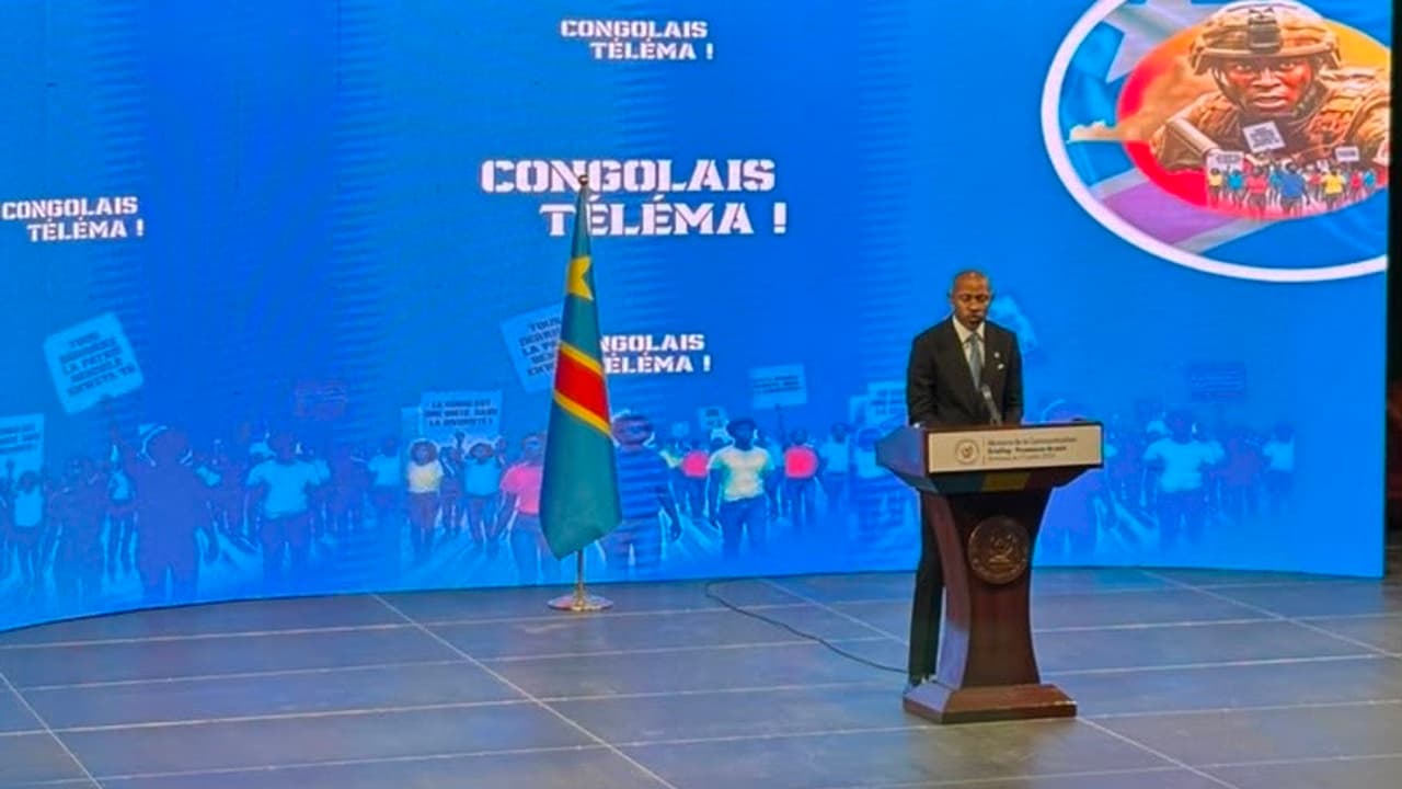 Patrick Muyaya, ministre de la Communication et porte-parole du gouvernement congolais, s'exprime au micro lors d'un briefing gouvernemental à Kinshasa.