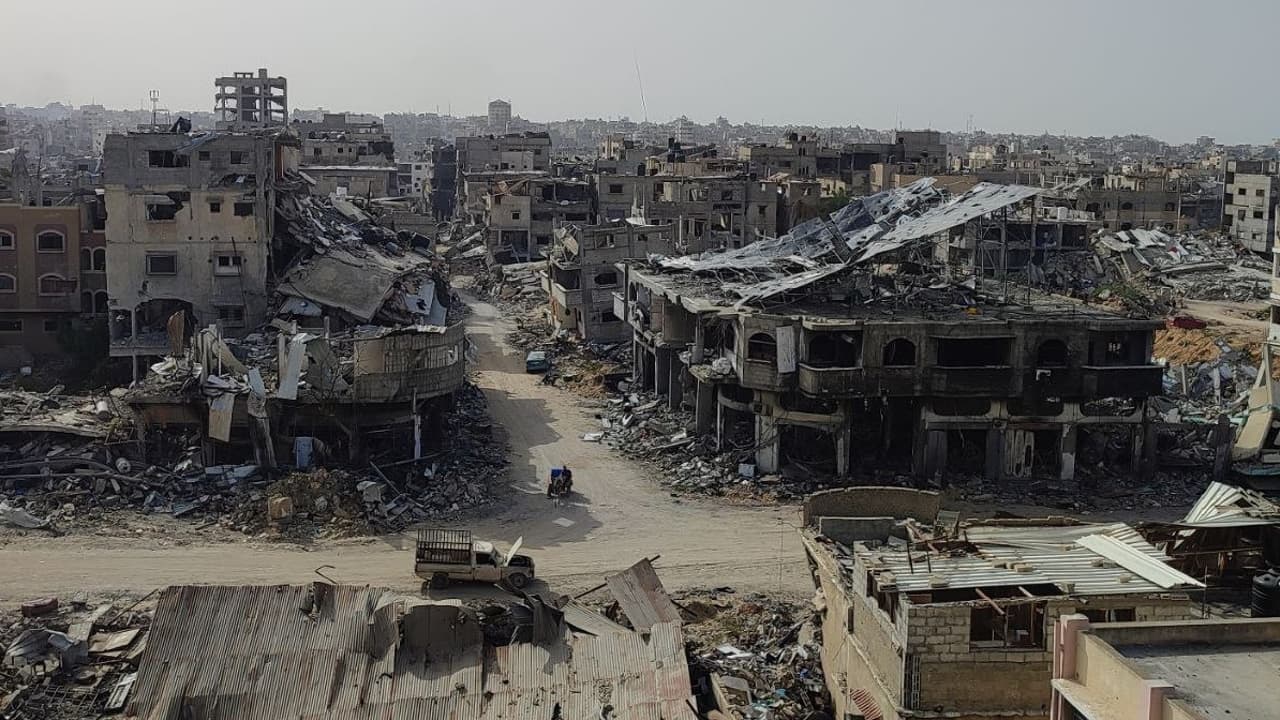 Une rue de Khan Younis, dans la bande de Gaza, bordée d'immeubles éventrés et de gravats, après des bombardements israéliens.