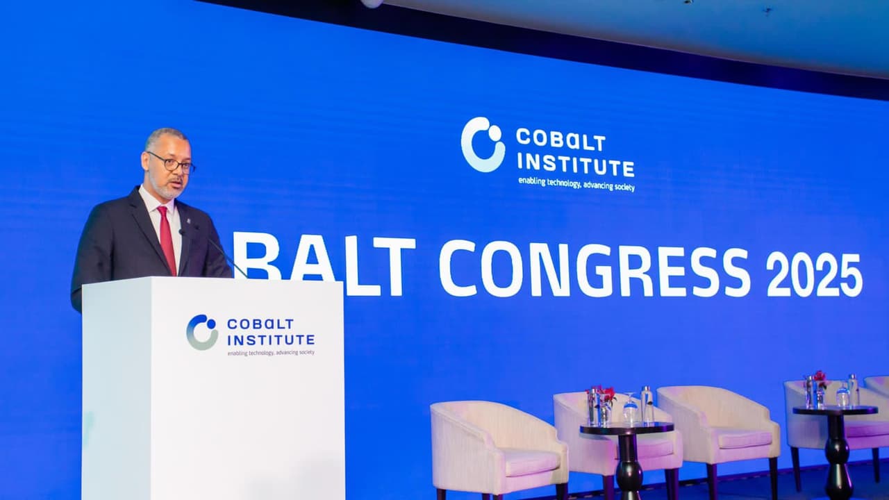 Le ministre congolais des Mines Kizito Pakabomba, en costume sombre et cravate rouge, s'exprime derrière un pupitre blanc devant un grand écran bleu portant l'inscription « Cobalt Congress 2025 » et le logo du Cobalt Institute.