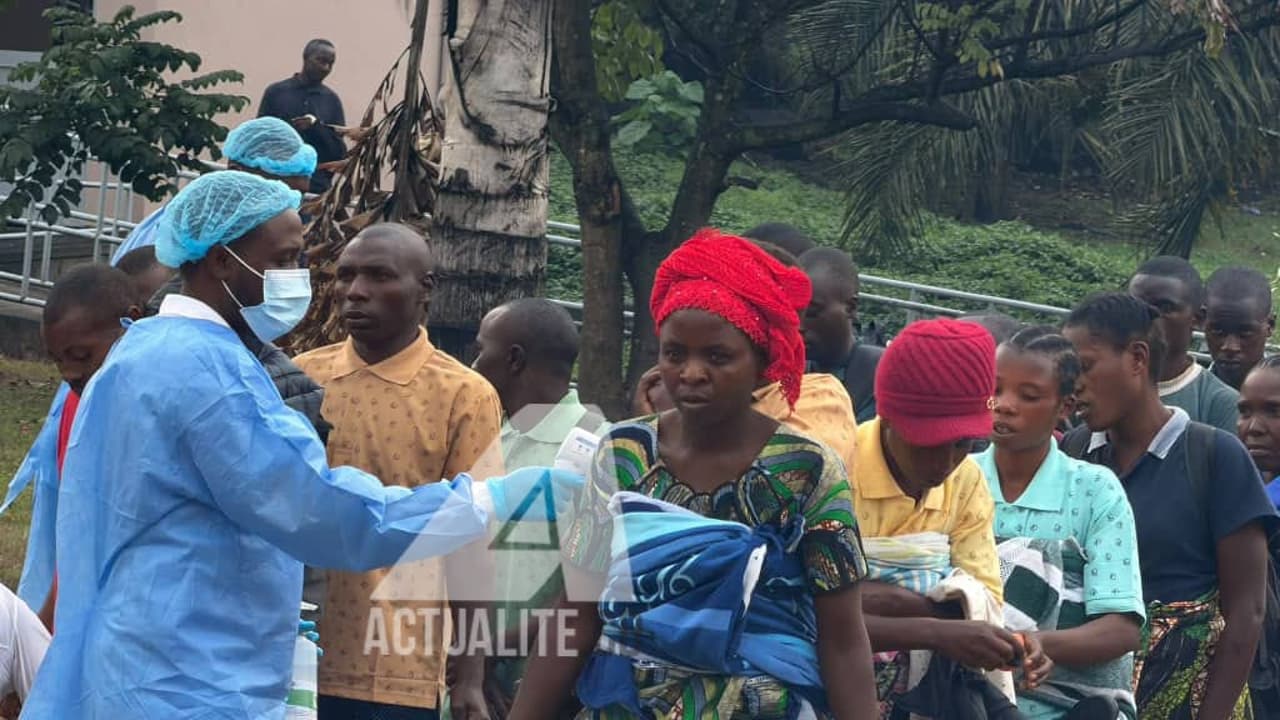 Groupe de personnes renvoyées du Rwanda vers la RDC à leur arrivée au poste-frontière de la Grande Barrière, entre Goma et Gisenyi.