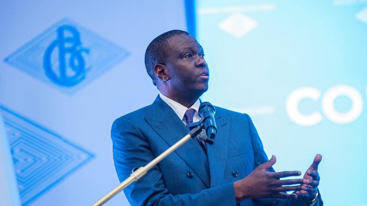 Le gouverneur de la Banque centrale du Congo, André Wameso, s'exprime au pupitre devant un fond bleu portant le logo de la BCC, lors de la conférence de presse du Comité de politique monétaire.