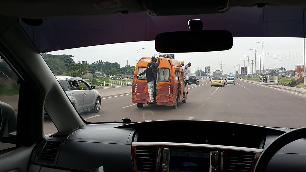 Embouteillages à Kinshasa : des conducteurs roulent en sens contraire