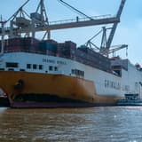 Porte-conteneurs à quai dans un port