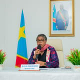 La Première ministre Judith Suminwa préside une réunion de coordination sur la riposte contre Ebola à Kisangani, entourée des représentants des partenaires de la riposte