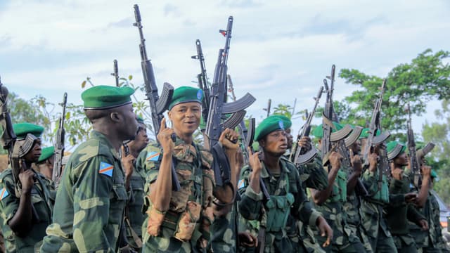 Des soldats des FARDC en tenue de camouflage déployés sur un axe de l'Ituri lors d'une opération de sécurisation.