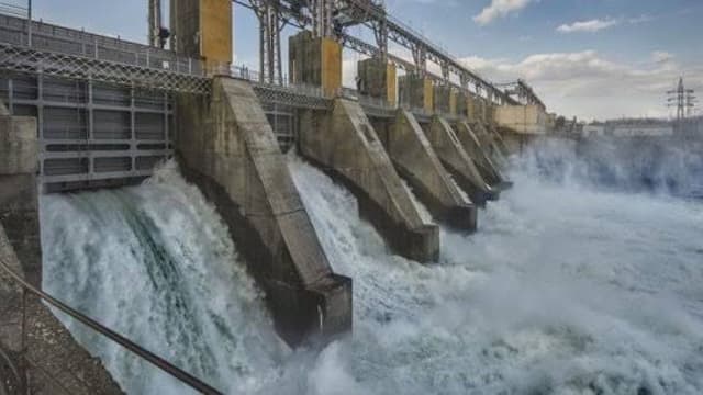 Un bassin du barrage hydroélectrique d'Inga en partie asséché, laissant apparaître les fondations bétonnées, à la suite de la baisse du niveau d'eau du fleuve Congo.