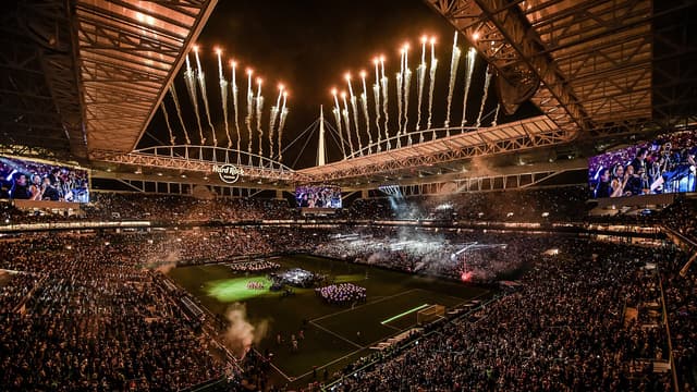 Vue de la pelouse et des tribunes du Hard Rock Stadium, à Miami Gardens, lors d'un match de football.