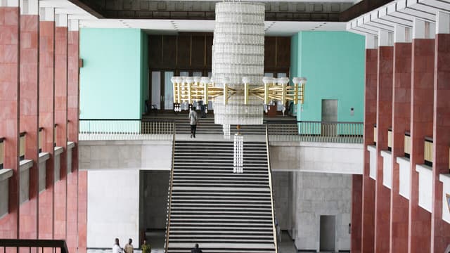 Vue intérieure de l'hémicycle du Palais du Peuple à Kinshasa, siège du Parlement congolais.