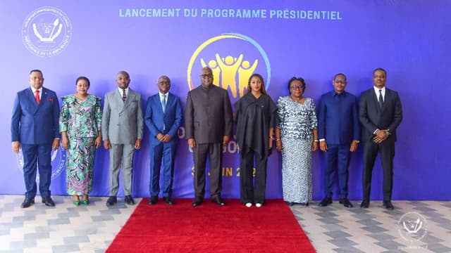 Félix Tshisekedi entouré de membres du gouvernement devant le panneau « Lancement du programme présidentiel Debout Jeunes Congolais » à Kinshasa