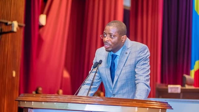 Le député Éric Tshikuma prend la parole lors d'une plénière à l'Assemblée nationale de la RDC