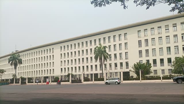 Façade extérieure du bâtiment de la Banque centrale du Congo à Kinshasa, avec son enseigne visible sur le fronton.