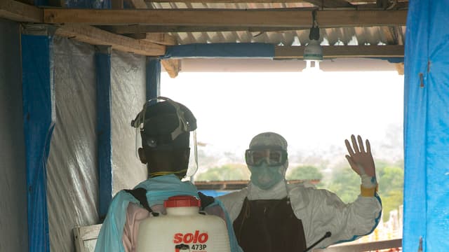 Une unite de traitement Ebola, avec du personnel en tenue de protection.