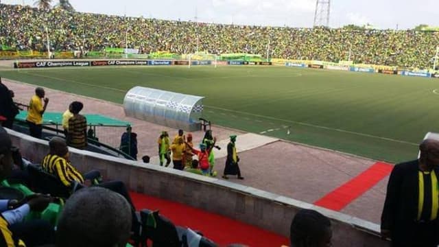 Vue des gradins et de la pelouse du stade Tata Raphaël, à Kinshasa, lors d'une rencontre.