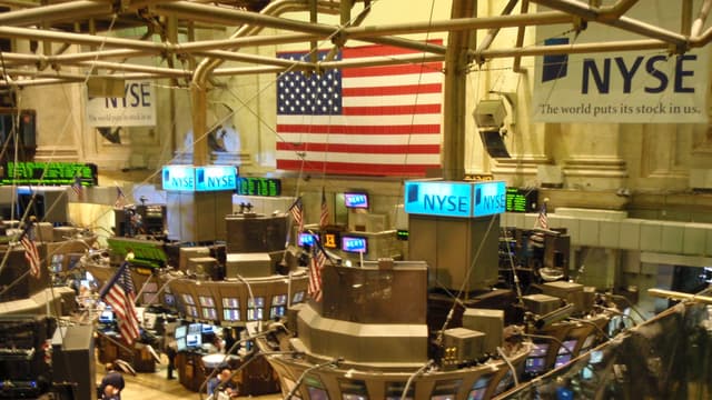Le parquet de bourse du New York Stock Exchange vu depuis la galerie des membres, avec les postes de cotation et les écrans