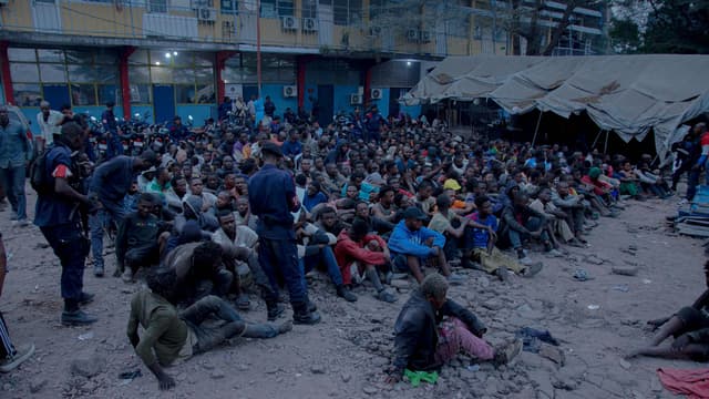 Des policiers de la Police nationale congolaise en patrouille de sécurisation dans une artère de la commune de la Gombe, à Kinshasa.