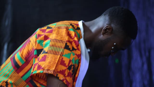 Un percussionniste africain lors d'un concert.