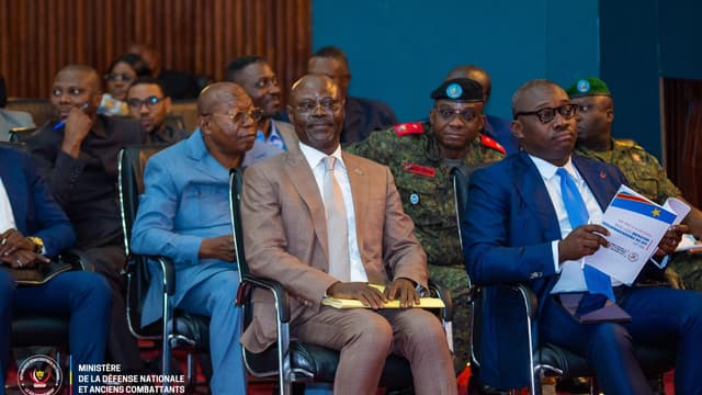 Des responsables civils et des officiers des FARDC assis lors de la présentation du projet de loi de programmation militaire 2027-2030, dont un exemplaire est tenu en main au premier rang.