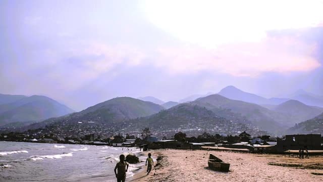 Le lac Tanganyika vu depuis la rive congolaise, avec des embarcations au premier plan.