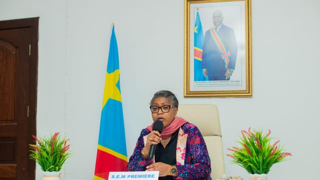 La Première ministre Judith Suminwa préside une réunion de coordination sur la riposte contre Ebola à Kisangani, entourée des représentants des partenaires de la riposte
