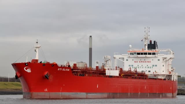 Le pétrolier saoudien NCC Ghazal naviguant en mer, coque sombre et superstructure blanche à l'arrière