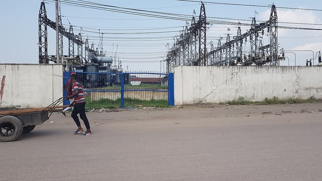 Kinshasa : l'Hôtel de ville et la SNEL signent un protocole pour l'éclairage public