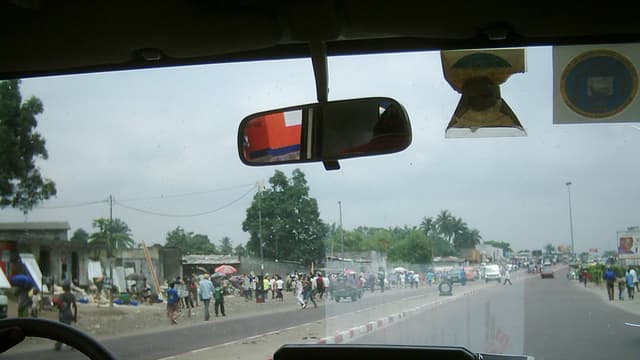 Kinshasa : l'absence d'éclairage public perturbe la circulation nocturne sur le boulevard Lumumba