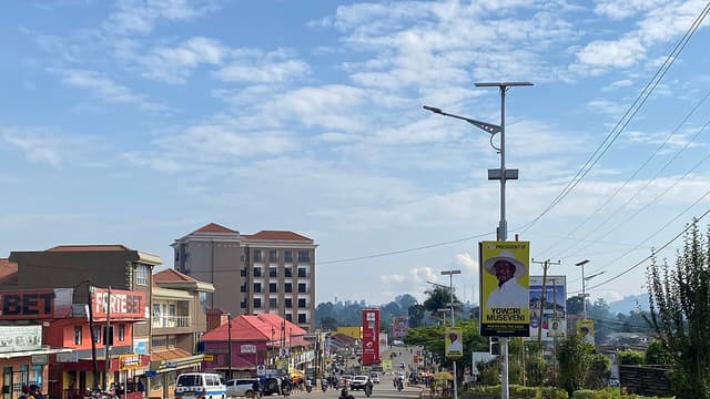 Edward Rukidi Nyabongo Ier couronné roi du Tooro malgré une contestation successorale