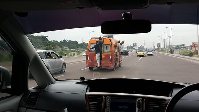 Embouteillages à Kinshasa : des conducteurs roulent en sens contraire