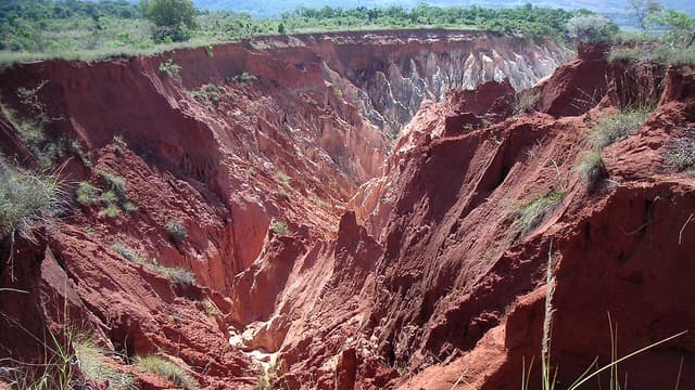 Érosion et ensablement menacent l'agriculture et le lac de l'Itasy à Madagascar