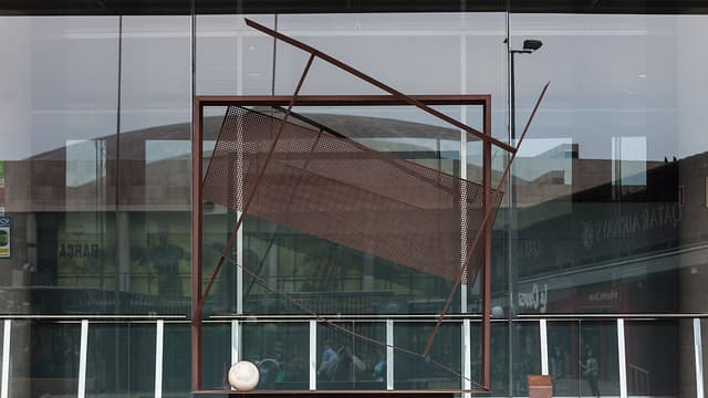 Breve et froid reencounter entre Laporta et Xavi lors de l'hommage à Pedro Rodríguez