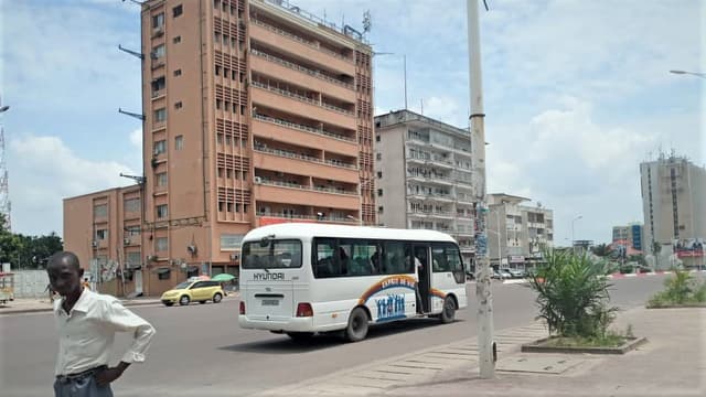 Judith Suminwa charge le gouvernement de faire respecter les tarifs du transport à Kinshasa