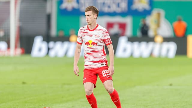 Flick mise sur Olmo pour contrôler le jeu face à Galatasaray