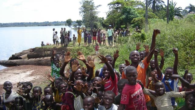 Maï-Ndombe : le gouverneur sollicite un moratoire sur l'interdiction des baleinières en bois