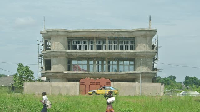 Kinshasa : les activités de lavage et de réparation des véhicules et motos envahissent la chaussée et les trottoirs