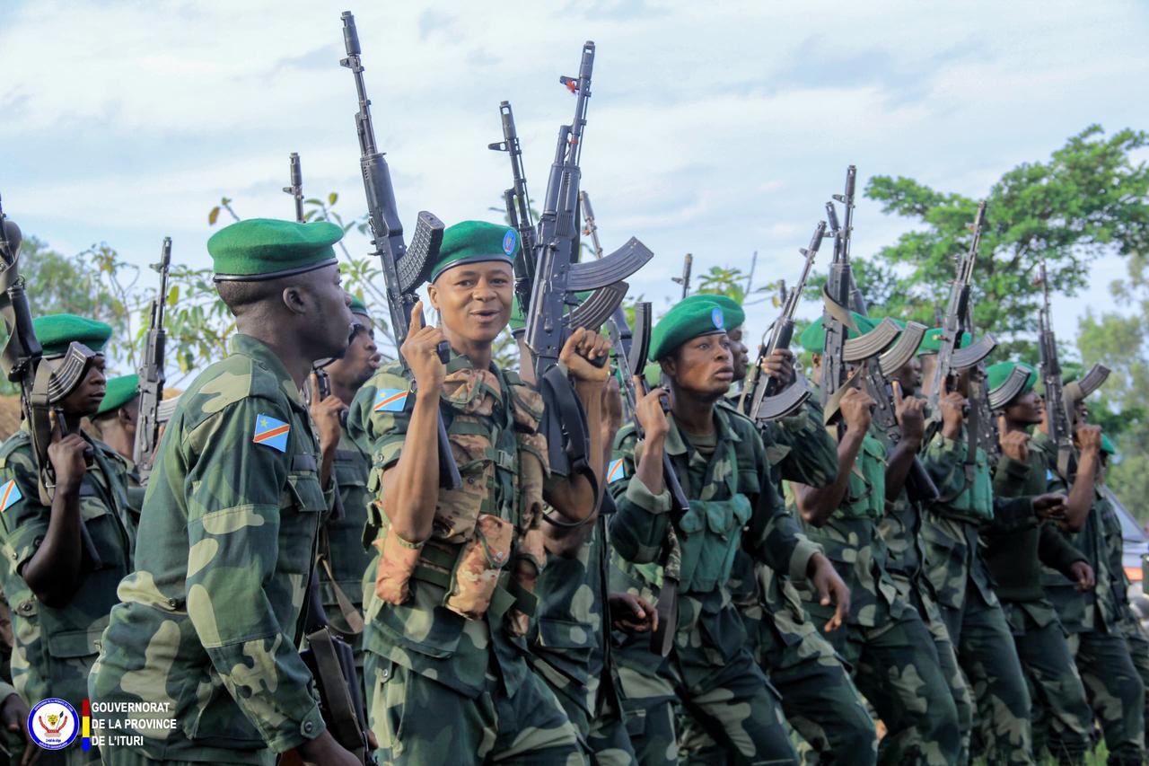 Des soldats des FARDC en tenue de camouflage déployés sur un axe de l'Ituri lors d'une opération de sécurisation.