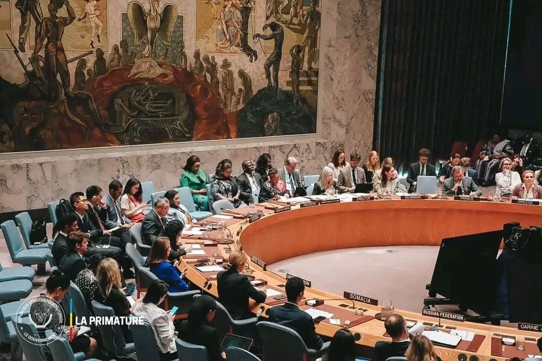 Séance du Conseil de sécurité des Nations unies à New York : la délégation congolaise occupe le siège de la présidence, entourée des plaques Danemark, France, Grèce, Somalie et Fédération de Russie, devant la fresque murale de la salle.