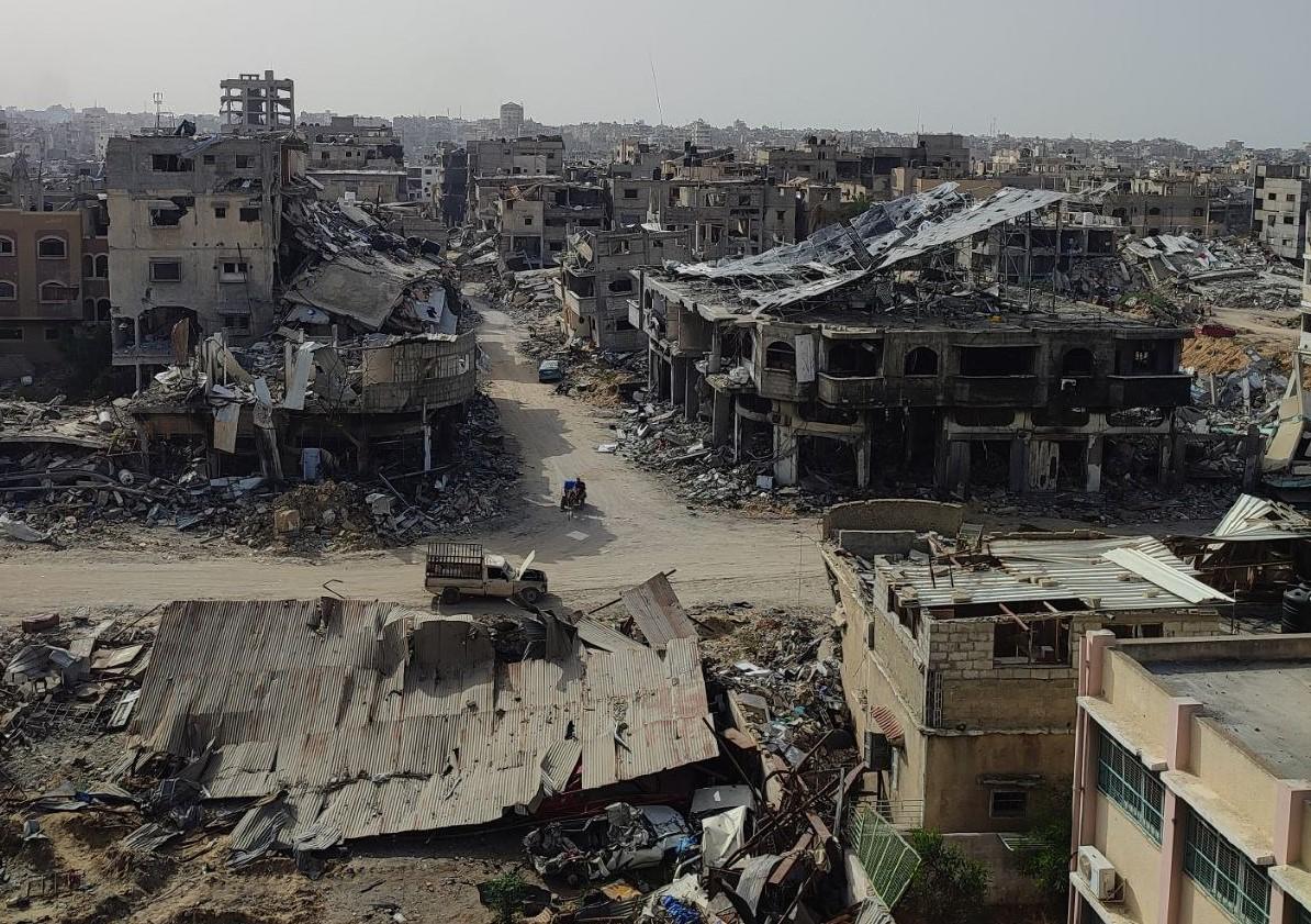 Une rue de Khan Younis, dans la bande de Gaza, bordée d'immeubles éventrés et de gravats, après des bombardements israéliens.