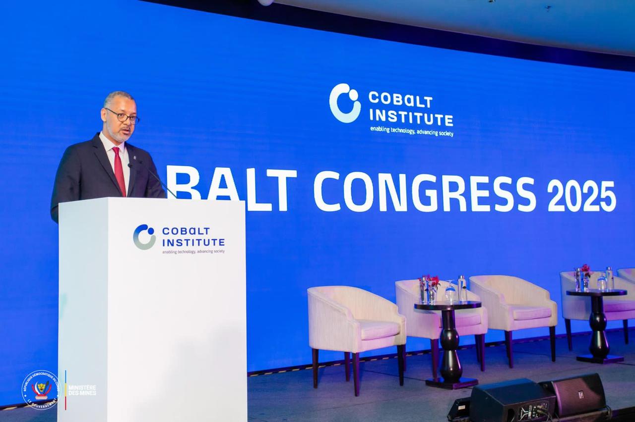 Le ministre congolais des Mines Kizito Pakabomba, en costume sombre et cravate rouge, s'exprime derrière un pupitre blanc devant un grand écran bleu portant l'inscription « Cobalt Congress 2025 » et le logo du Cobalt Institute.
