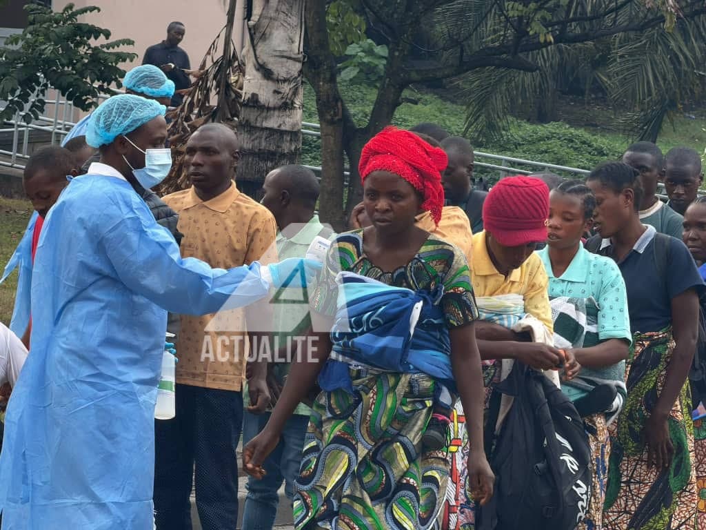 Groupe de personnes renvoyées du Rwanda vers la RDC à leur arrivée au poste-frontière de la Grande Barrière, entre Goma et Gisenyi.