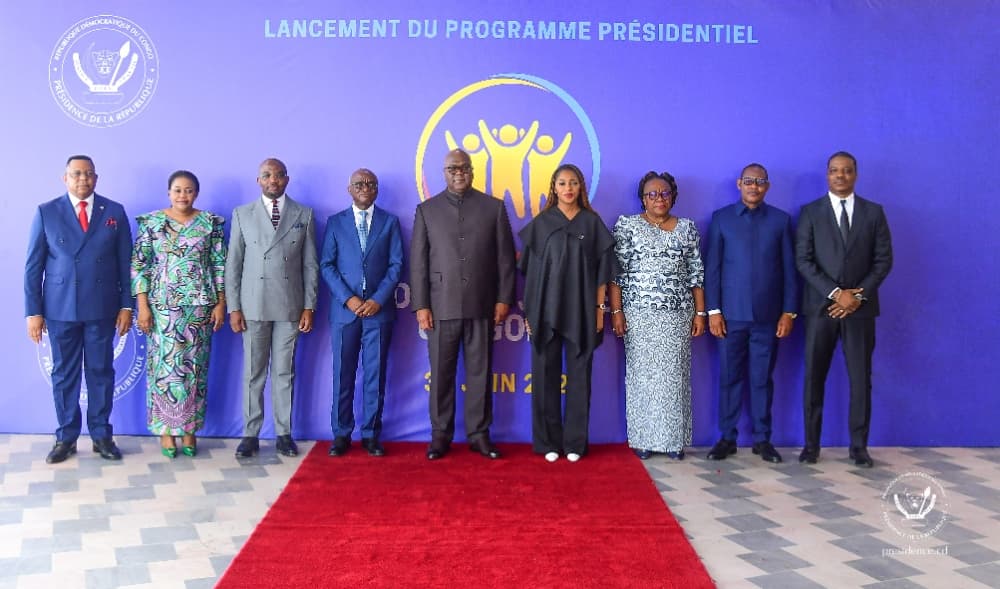 Félix Tshisekedi entouré de membres du gouvernement devant le panneau « Lancement du programme présidentiel Debout Jeunes Congolais » à Kinshasa
