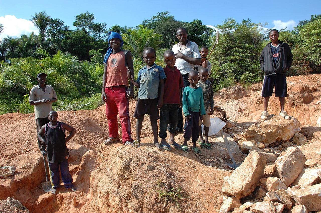 Des creuseurs artisanaux au travail dans une exploitation minière à ciel ouvert en République démocratique du Congo.