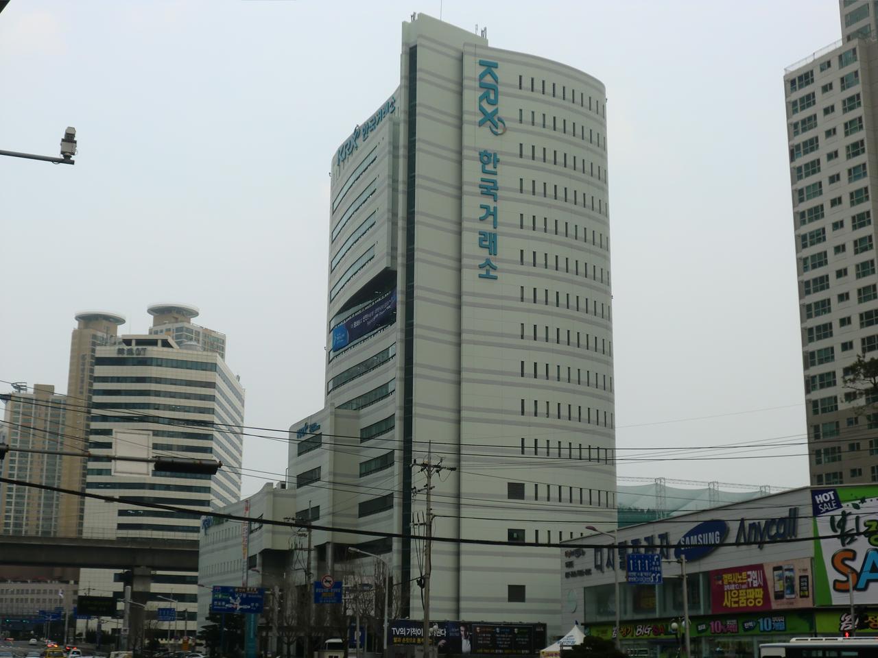 Façade du bâtiment de la Korea Exchange (KRX), opérateur de la Bourse de Corée, sous un ciel dégagé.