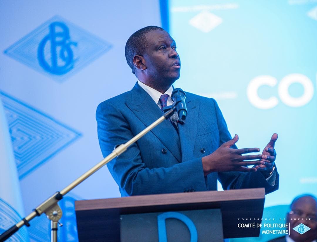 Le gouverneur de la Banque centrale du Congo, André Wameso, s'exprime au pupitre devant un fond bleu portant le logo de la BCC, lors de la conférence de presse du Comité de politique monétaire.