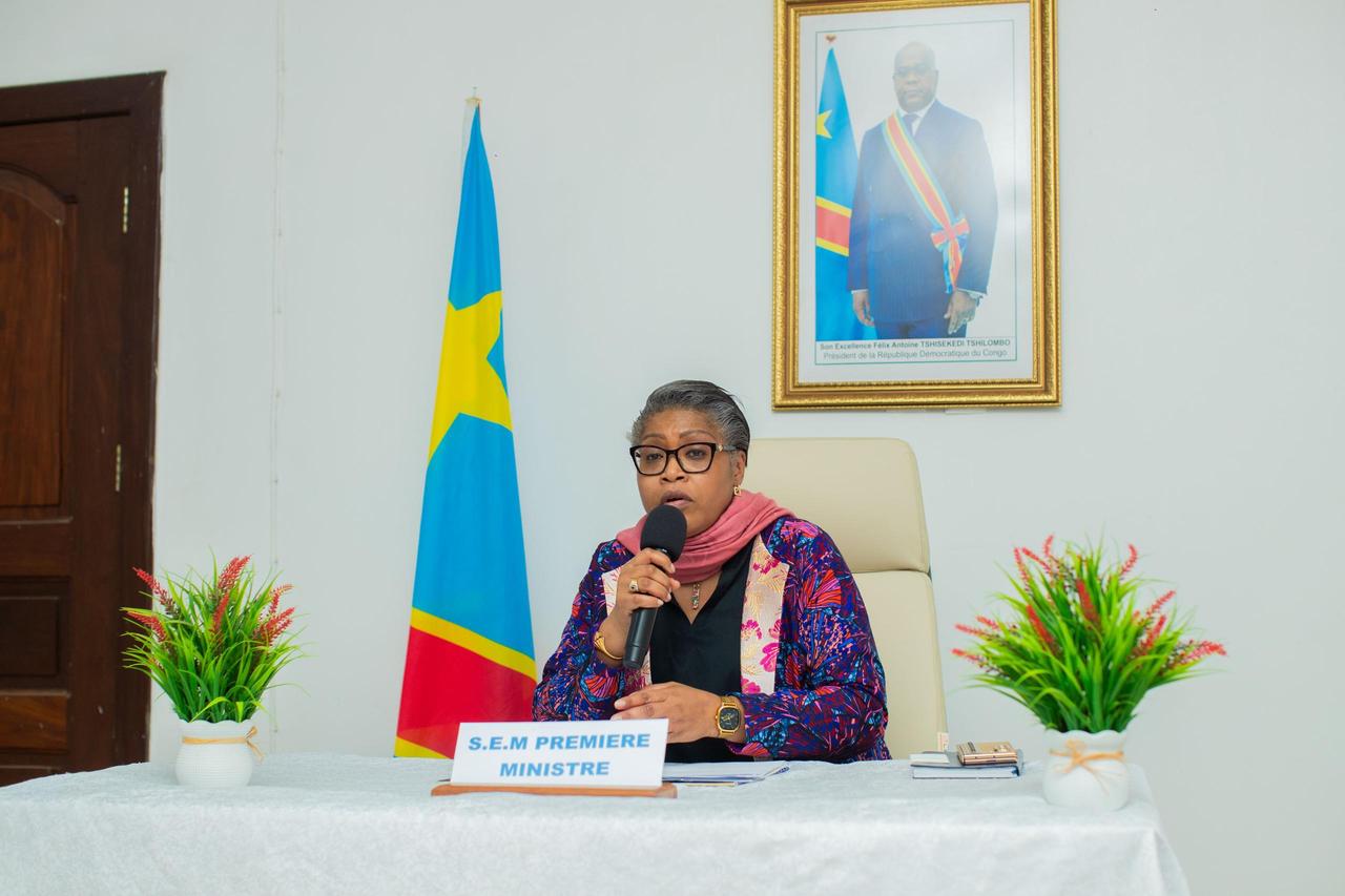 La Première ministre Judith Suminwa préside une réunion de coordination sur la riposte contre Ebola à Kisangani, entourée des représentants des partenaires de la riposte