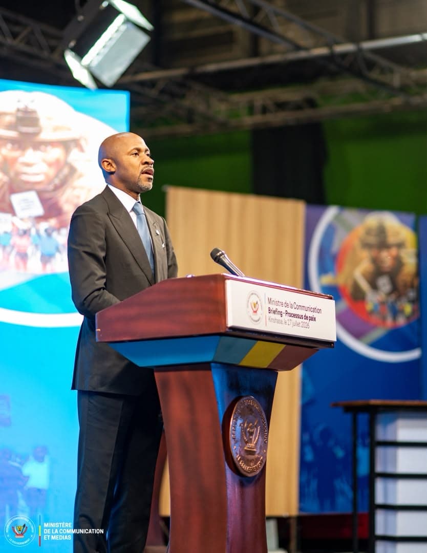 Patrick Muyaya, porte-parole du gouvernement congolais, debout à un pupitre portant la mention « Ministère de la Communication, Briefing - Processus de paix, Kinshasa, le 17 juillet 2026 »