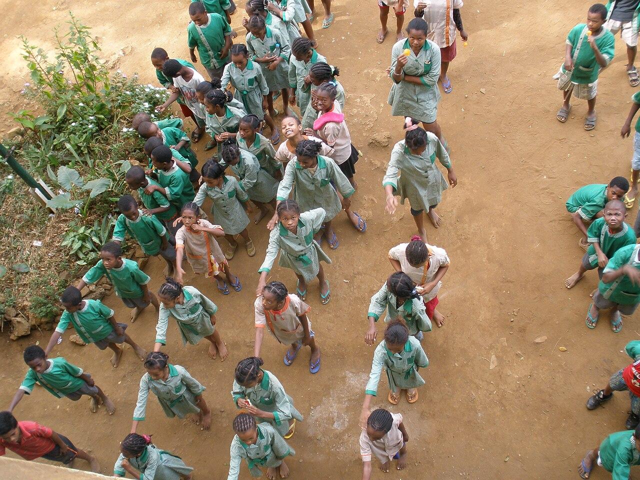 Madagascar : près de la moitié des enseignants publics sont des « maîtres Fram » payés par les parents