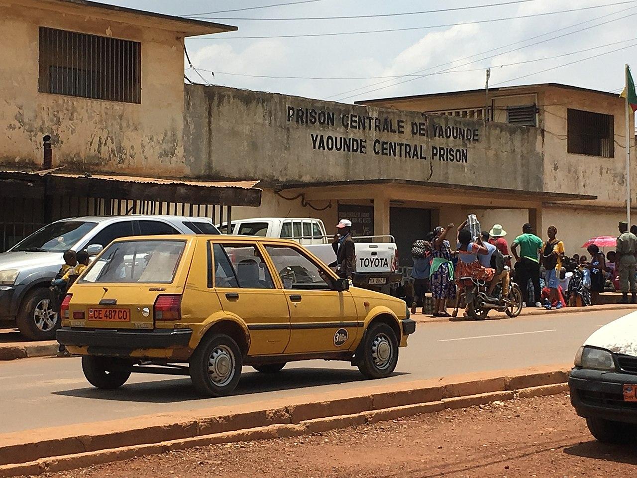 Champagne chez les VIP, cadavres au « Kosovo » : les deux visages de la prison de Yaoundé