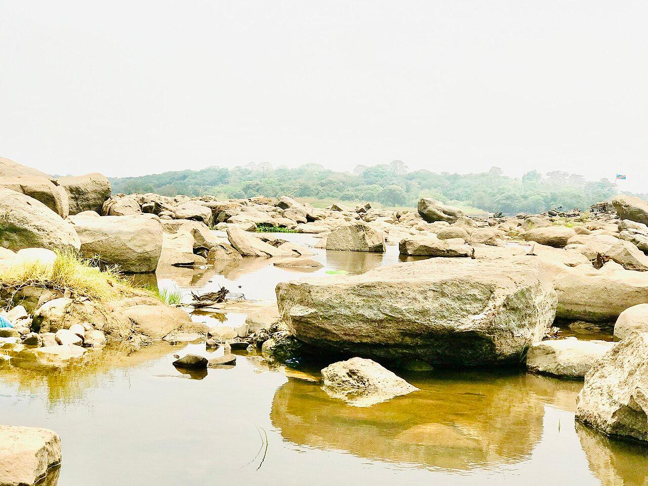 Kinshasa : les pêcheurs du fleuve Congo voient le poisson se raréfier face aux déchets plastique