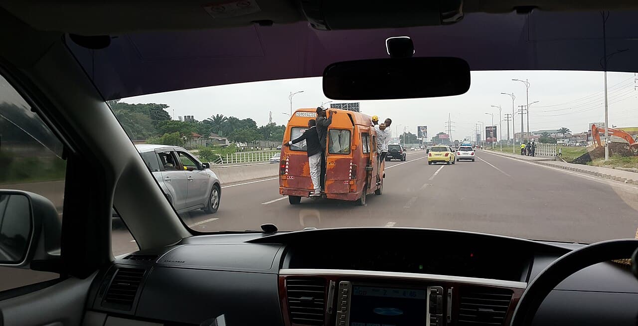 Embouteillages à Kinshasa : des conducteurs roulent en sens contraire