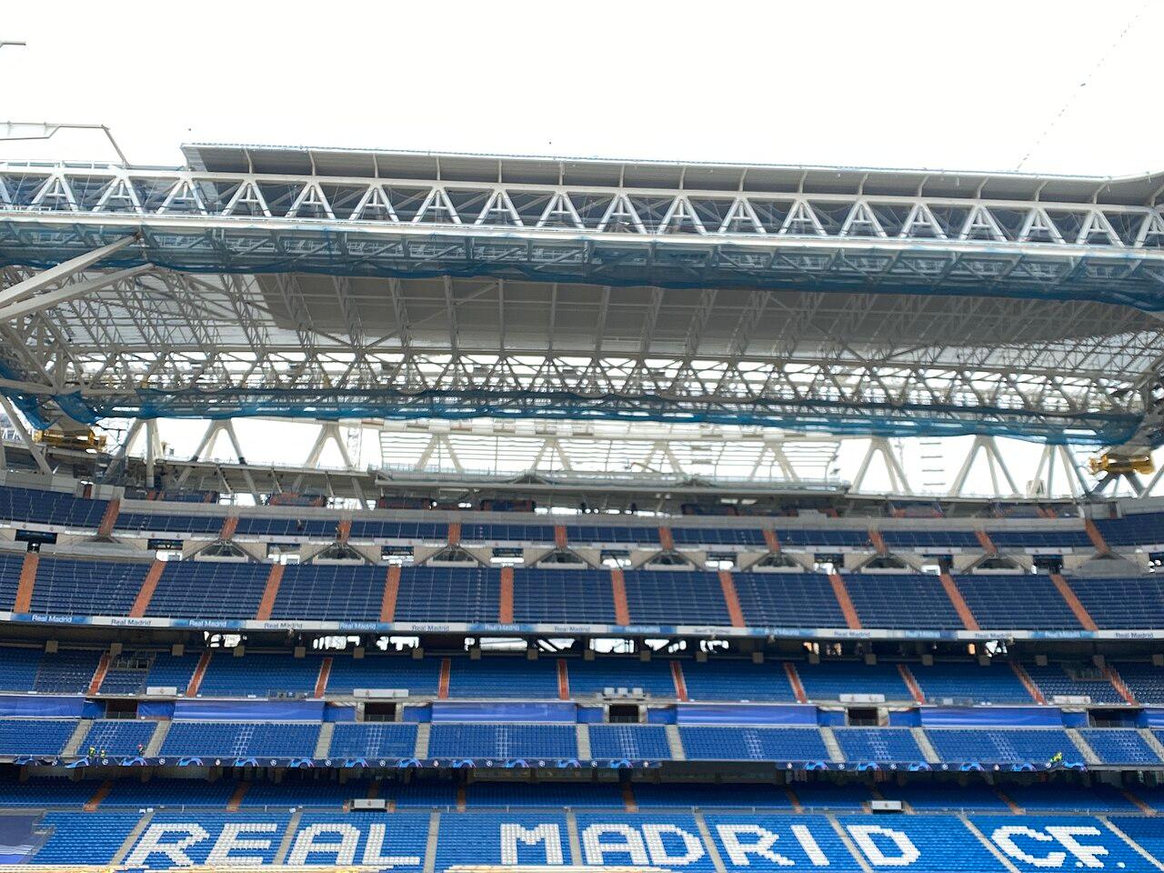 Le Real Madrid installe son blason géant sur la façade du Santiago Bernabéu